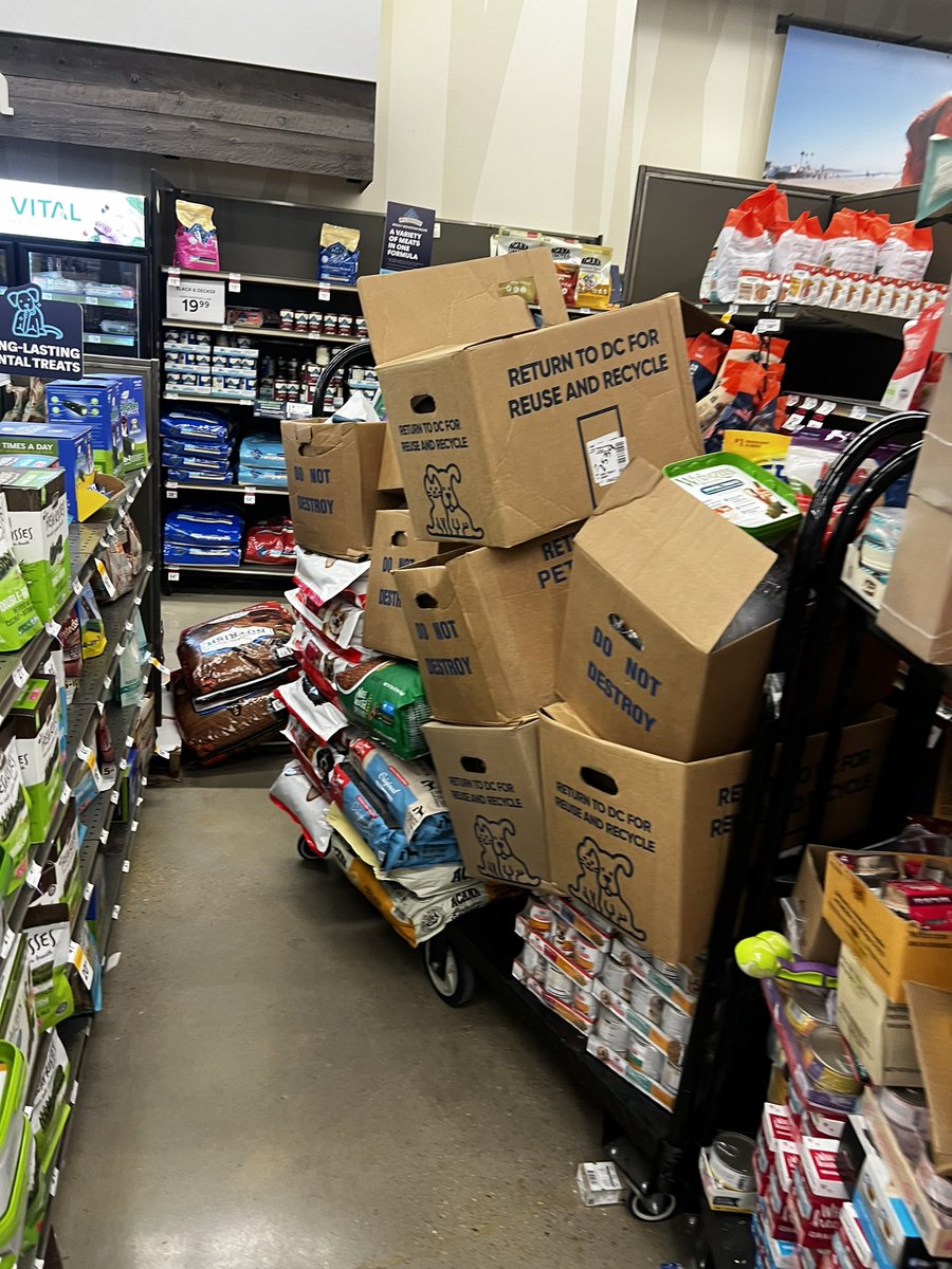 jpdl_us's tweet photo. I forwarded these photos as well as many others to @petco in addition to the city code enforcement, fire marshal, and county health department https://t.co/xDdUk67bHK