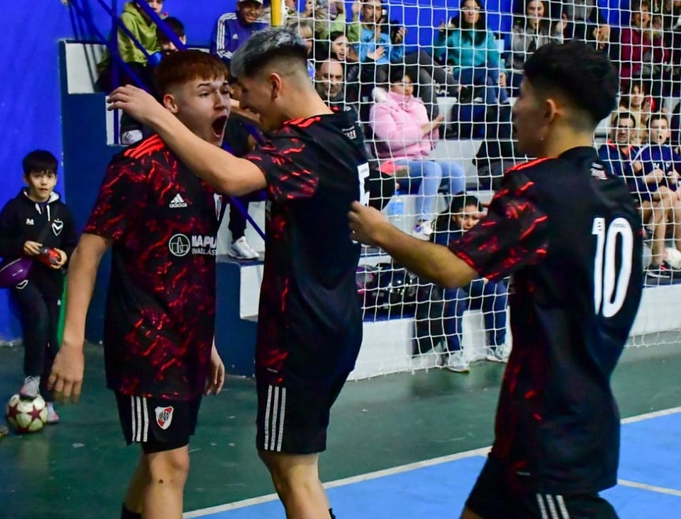 #Masculino

Etapa Nacional Clasificatorio Copa Mundo do Futsal Sub 17

¡A semis! 🙌🏽

Tras igualar 4-4 en el tiempo regular, River se impuso en los penales ante Independiente de Beccar por 5-3 y en la siguiente instancia enfrentará a San Lorenzo

📷: Sol Froiz

#VamosRiver ⚪️🔴⚪️