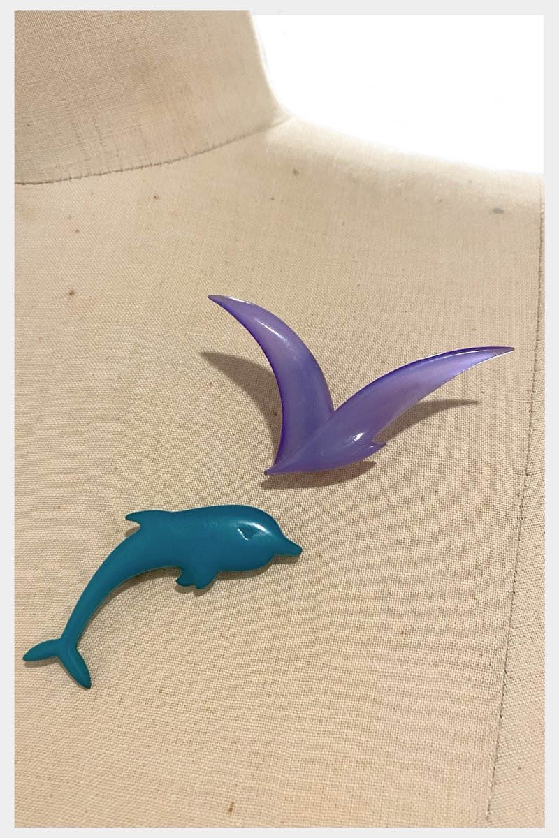 RetrouvBiz's tweet photo. 1970s/80s lucite scatter pins | 70s vintage seagull and dolphin minimalist acrylic pin set https://t.co/5yjI2WbAcy #RetrouverBizVintage #Etsy #DolphinPin https://t.co/xBPDbYQFJj