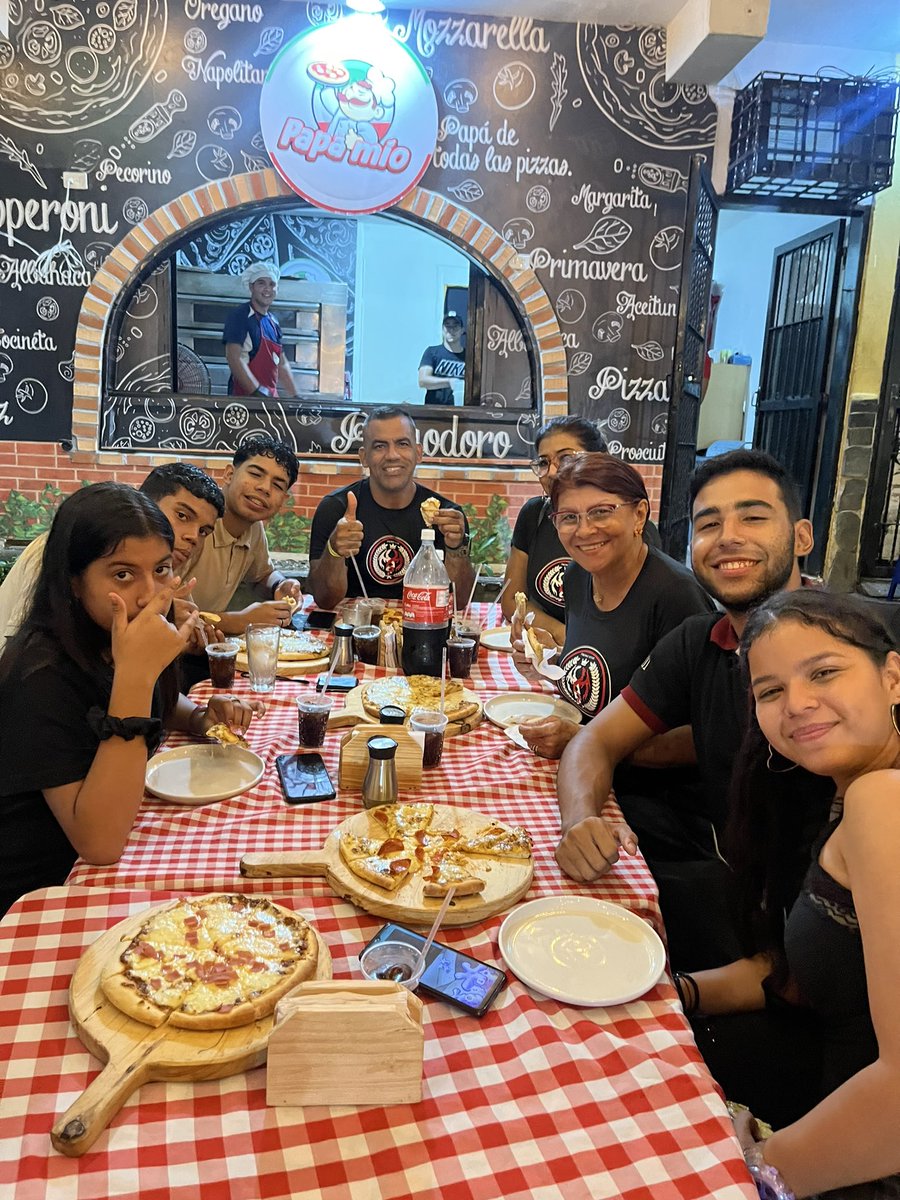 ¡Lo mejor de la foto es LA SONRISA de nuestro pizzero! 🤣❤️🍕