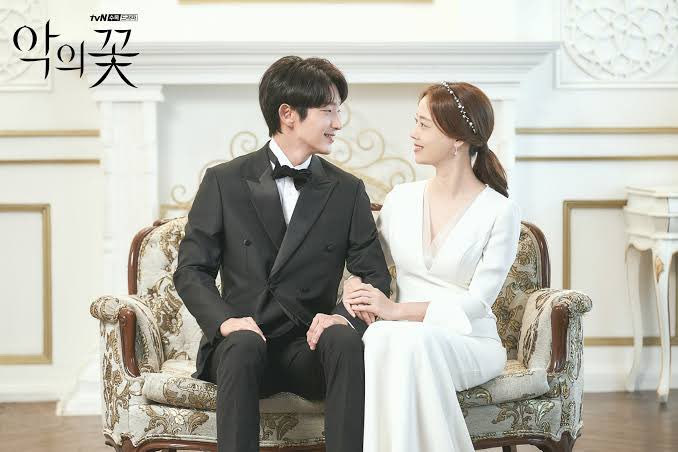 JoonChaeIntl's tweet photo. Three years later &amp; they still give me that married couple vibe! still my favorite pic of them 🥰 happy 3rd anniversary #FlowerofEvil !! 🎉 (super late post, im currently on vacay sorry fams 😫) https://t.co/QrxJWnF02H