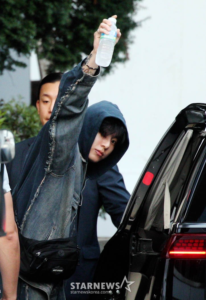 JJK_Times's tweet photo. K media | “Jungkook greets ARMYs who have been waiting for him in early morning” https://t.co/lkRfmeYxvc