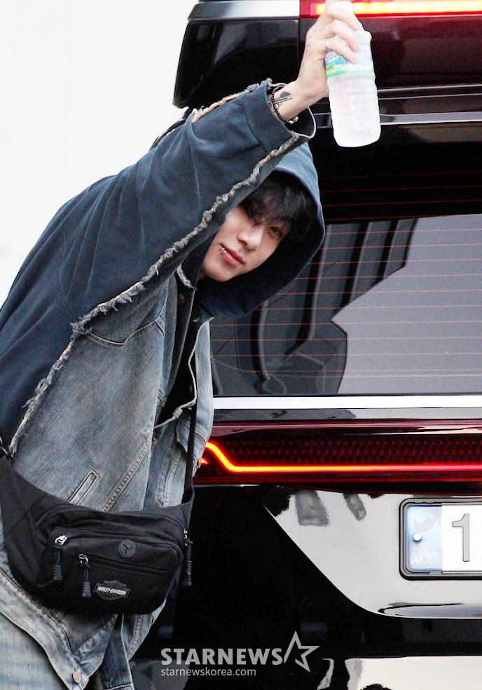 JJK_Times's tweet photo. K media | “Jungkook greets ARMYs who have been waiting for him in early morning” https://t.co/lkRfmeYxvc