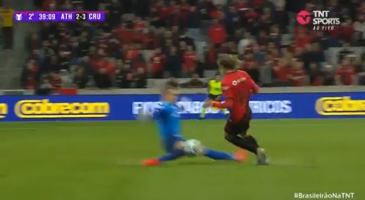 carlospjunior's tweet photo. @choqueicec Cabral pode ter sido imprudente, mas nesse instante o atacante já tocou a bola, o Cabral nem chegou nele ainda e o joelho já está dobrado pra cair. https://t.co/vJrRly3ZZh
