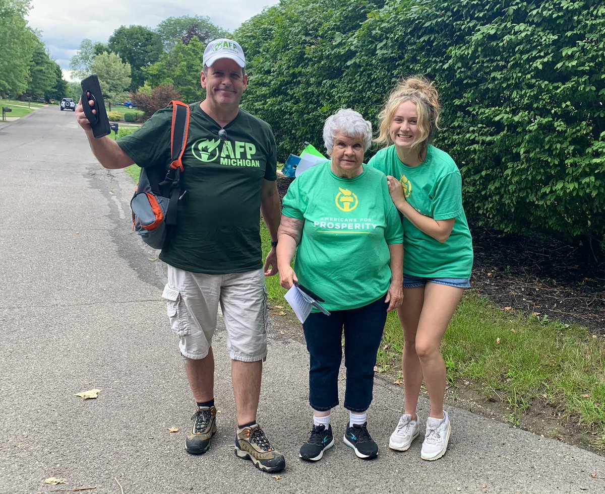 AFPMichigan's tweet image. A fantastic Saturday on our #NationalDayOfAction! Our team of volunteers and activists were talking with #Michiganders about how @AFPhq is leading the way to #ReigniteTheAmericanDream!

We knocked on over 1600 doors and made over 4300 phone calls on how #ProsperityIsPossible! 🇺🇸