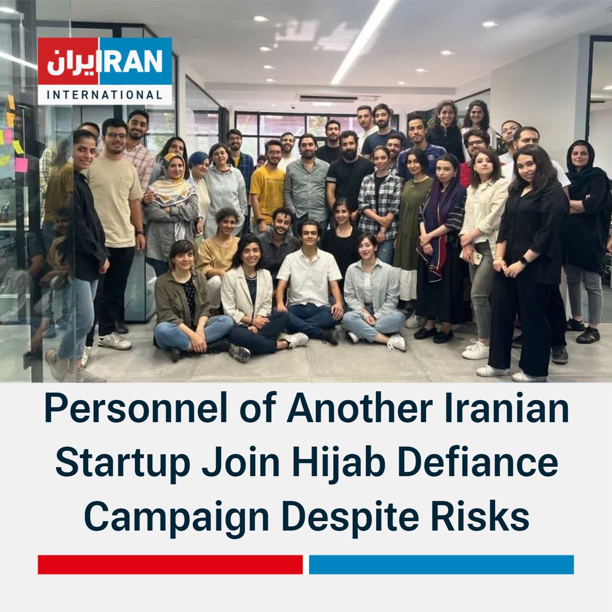 Limportant_fr's tweet image. Les membres du personnel de la plate-forme iranienne d'agrégation d'assurances @Azkidotcom apparaissant sans hijab sur une photo de groupe malgré les graves risques qu’ils encourent. #WomanLifeFreedom @IranIntl