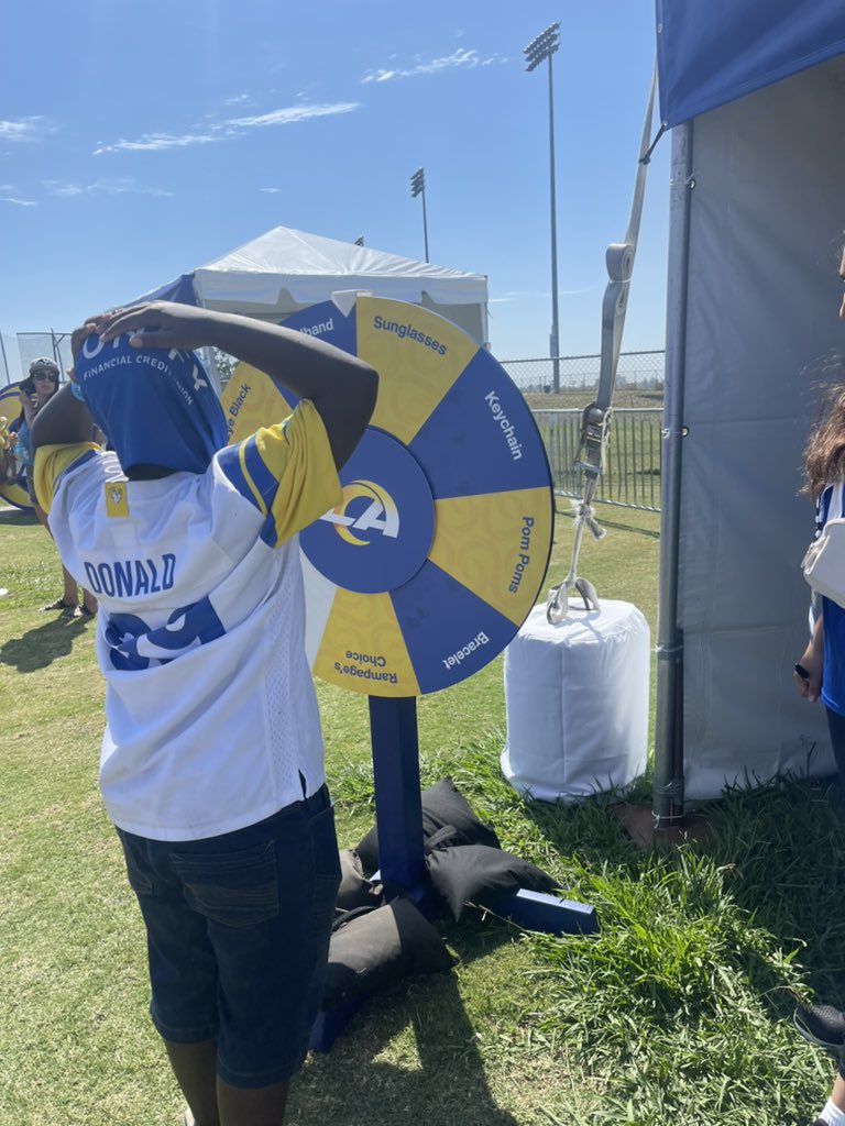 jnygirl717's tweet image. #RamsCamp #Ramstrainingcamp#Ramcustomerservice. #Rams2023#Crawford field 1st day of public training camp and we have been discriminated against at the Kidzone. 🤦🏾‍♀️He lands on rampage choice. Just like 4 non black kids before him. They get hats and he gets sunglasses.😡Hats left.