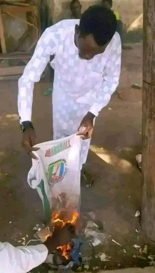 ChuksEricE's tweet photo. What's this ? 🤣🤣🤣🤣
He don't want to stand on the mandate again?
Renewed Shege 😂😂🤣

#PeterObiOnParallelFacts https://t.co/czWs0Mmvdi