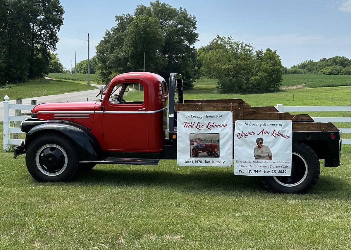 LohmannD32's tweet photo. River Hills Antique Tractor Club hosted a tractor ride today. They were greeted by two loyal members along the route. We love our family. ❤️#1947Chevy #WatchingfromHeaven 
@LohmannD32 @CindyLohmann https://t.co/ThmoZBg97z