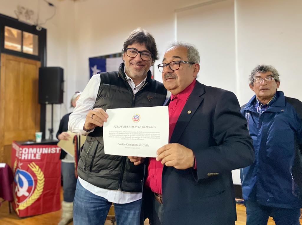 danieljadue's tweet photo. Celebramos en  #Pichilemu los 111 años del @PCdeChile en un acto muy emotivo, donde además se reconoció a las y los compañeros con más años de militancia en el comunal. Seguimos  levantando las banderas de Luis Emilio Recabarren y Gladys Marin! https://t.co/plbTaluaGH