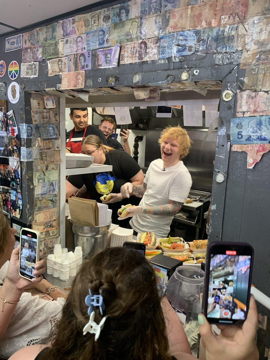 ElyssaKaufman's tweet photo. Ed Sheeran serving Chicago dogs at @TheWienerCircle 🌭
(Credit: Rebecca Lehman and Lily Roter) @cbschicago https://t.co/IROdx7H4OP