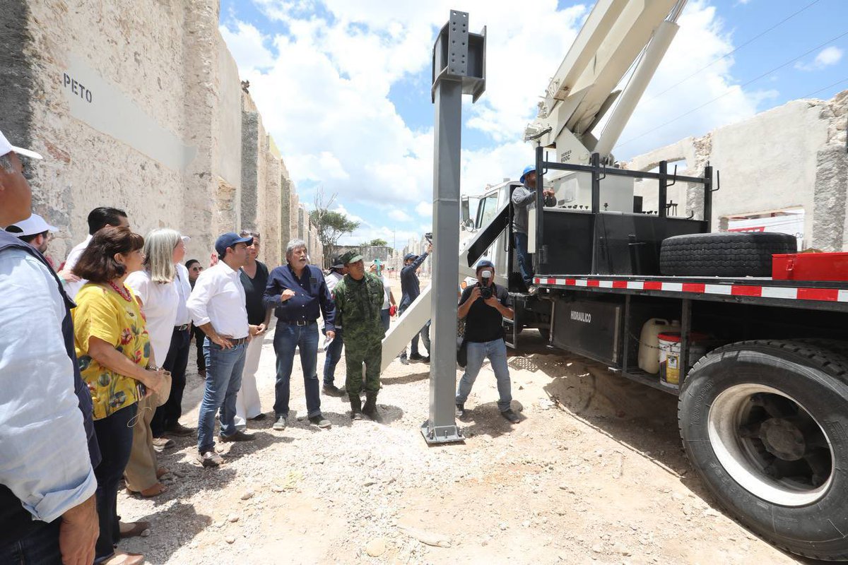 MauVila's tweet photo. Supervisamos los trabajos de modernización de la Universidad de las Artes de Yucatán (@UNAYucatan), la escuela de artes más importante del sureste del país y una de las mejores de #México, con los que pasaremos de más de 400 alumnos a más de 700 con: 
 
✅ Una inversión de 280 millones de pesos, presupuesto sin precedentes en una obra de infraestructura cultural con los que restauraremos este complejo histórico interviniendo en los edificios de la calle 48 “Danza y Teatro” y de la calle 46 “Cine y Artes Visuales”, así como el Patio Central. 
 
✅ Se impartirán dos nuevas licenciaturas “Producción Musical” y "Licenciatura en Cine".  
 
Seguimos trabajando en equipo para impulsar el arte, la cultura y educación en beneficio de las y los estudiantes yucatecos.