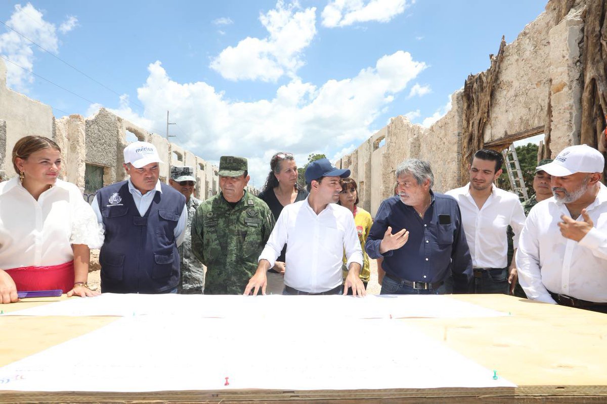 MauVila's tweet photo. Supervisamos los trabajos de modernización de la Universidad de las Artes de Yucatán (@UNAYucatan), la escuela de artes más importante del sureste del país y una de las mejores de #México, con los que pasaremos de más de 400 alumnos a más de 700 con: 
 
✅ Una inversión de 280 millones de pesos, presupuesto sin precedentes en una obra de infraestructura cultural con los que restauraremos este complejo histórico interviniendo en los edificios de la calle 48 “Danza y Teatro” y de la calle 46 “Cine y Artes Visuales”, así como el Patio Central. 
 
✅ Se impartirán dos nuevas licenciaturas “Producción Musical” y "Licenciatura en Cine".  
 
Seguimos trabajando en equipo para impulsar el arte, la cultura y educación en beneficio de las y los estudiantes yucatecos.