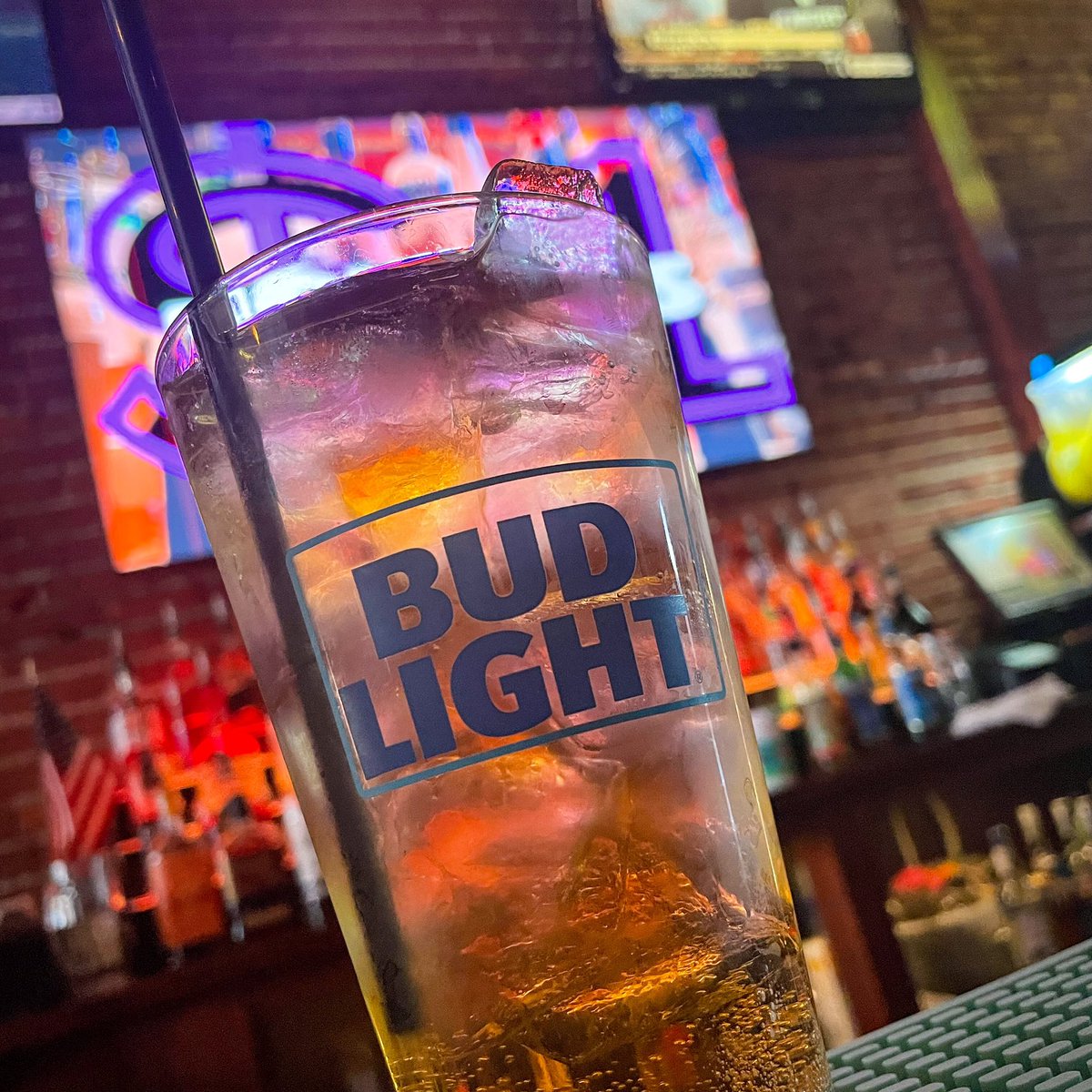 Vodka Red Bull kinda night🍻 $1 wells from 10-11