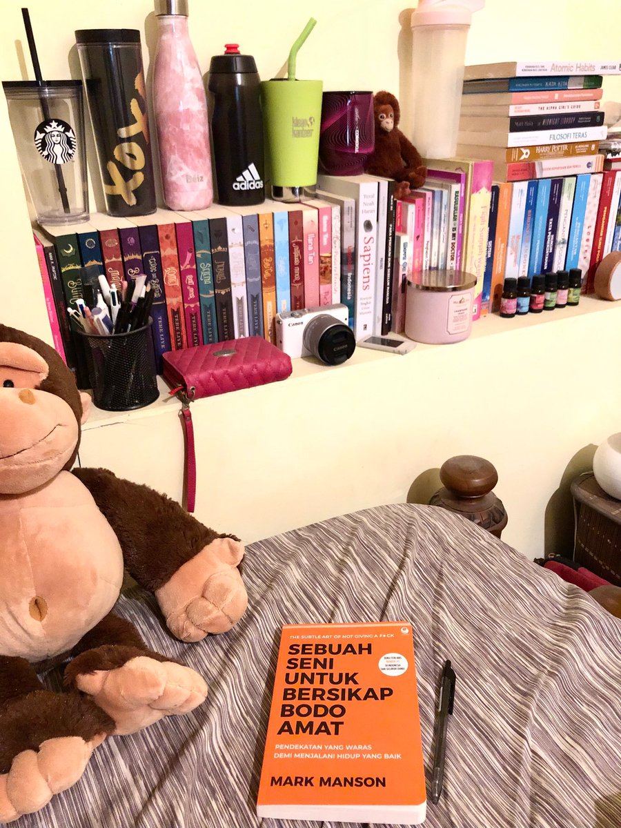 rizalishas's tweet photo. obsession in one picture✨ anyway, i finally read this book after a long time😭 https://t.co/uUMqrc2aHM