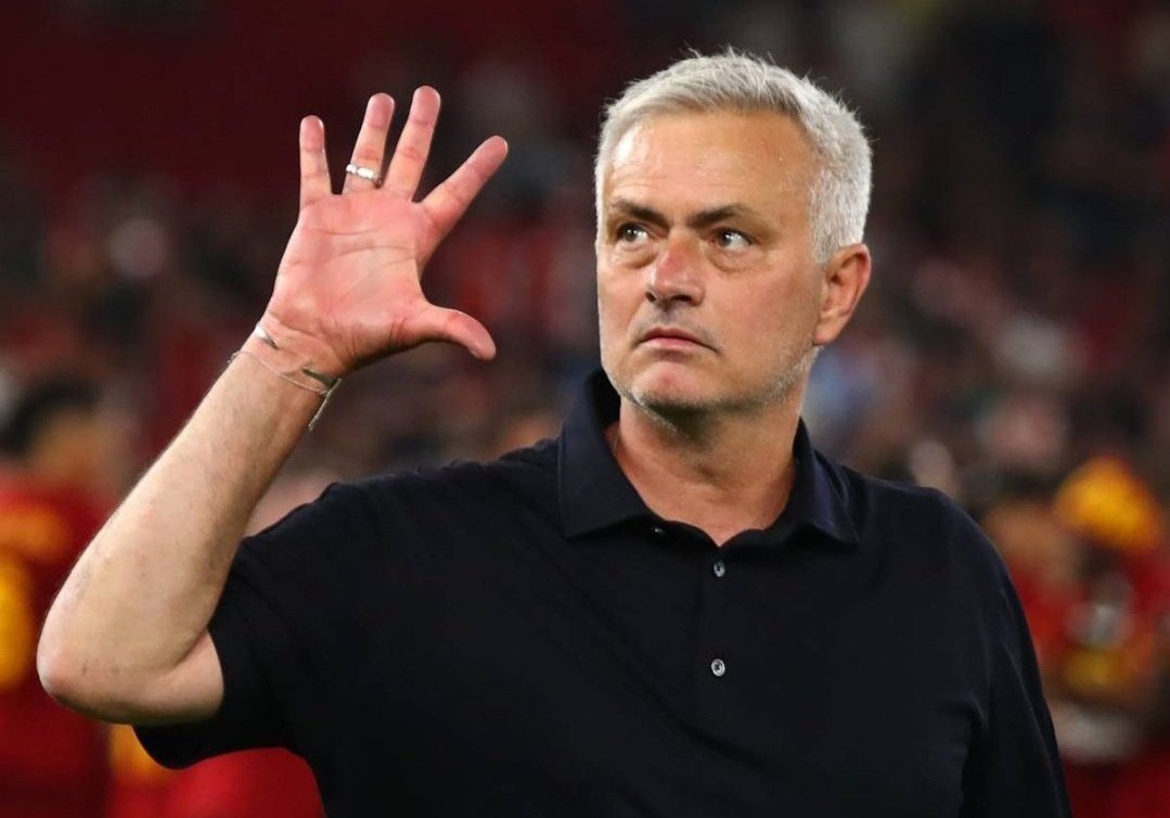 🗣️JOSÉ MOURINHO: "Ningún equipo es invencible, todos pierden, pero cuando pierde el Real Madrid todos se alegran, porque es el mejor".