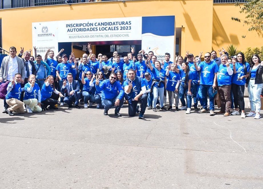CarlosAndresRco's tweet photo. ¡Oficialmente Candidato ante la Registraduría! 🎉👏 Vamos juntos por el C2 al Concejo por Bogotá. 💪🏛️ Nuestro equipo trabaja incansablemente por el bienestar de todos. 🤝🌟 ¡Construyamos un futuro mejor para nuestra ciudad! 🏙️💙 

#bogotásíimporta #Trabajemosporella https://t.co/9xr35HmfG2