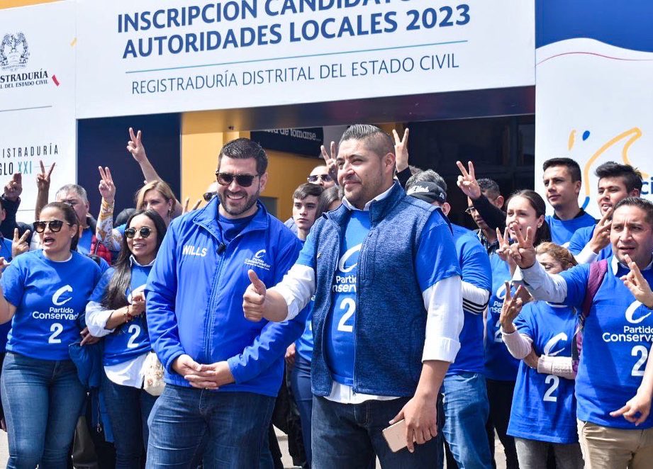CarlosAndresRco's tweet photo. ¡Oficialmente Candidato ante la Registraduría! 🎉👏 Vamos juntos por el C2 al Concejo por Bogotá. 💪🏛️ Nuestro equipo trabaja incansablemente por el bienestar de todos. 🤝🌟 ¡Construyamos un futuro mejor para nuestra ciudad! 🏙️💙 

#bogotásíimporta #Trabajemosporella https://t.co/9xr35HmfG2