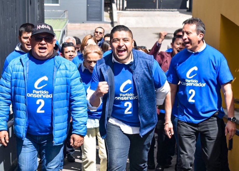 CarlosAndresRco's tweet photo. ¡Oficialmente Candidato ante la Registraduría! 🎉👏 Vamos juntos por el C2 al Concejo por Bogotá. 💪🏛️ Nuestro equipo trabaja incansablemente por el bienestar de todos. 🤝🌟 ¡Construyamos un futuro mejor para nuestra ciudad! 🏙️💙 

#bogotásíimporta #Trabajemosporella https://t.co/9xr35HmfG2