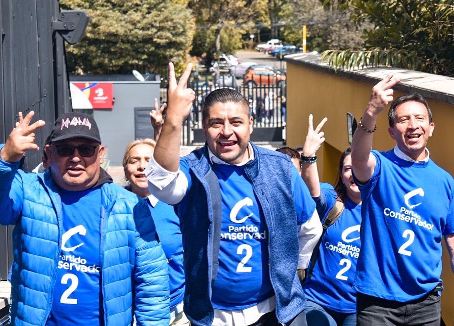 CarlosAndresRco's tweet photo. ¡Oficialmente Candidato ante la Registraduría! 🎉👏 Vamos juntos por el C2 al Concejo por Bogotá. 💪🏛️ Nuestro equipo trabaja incansablemente por el bienestar de todos. 🤝🌟 ¡Construyamos un futuro mejor para nuestra ciudad! 🏙️💙 

#bogotásíimporta #Trabajemosporella https://t.co/9xr35HmfG2