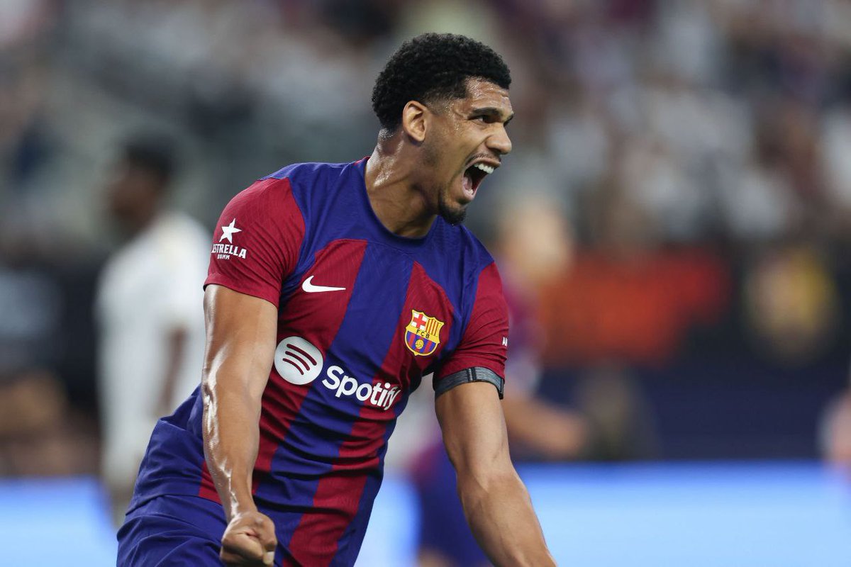 2_32i's tweet photo. في أمريكا كانت أو في السعودية، في برشلونة أو في مدريد، يختلف الزمان والمكان ويبقى سيد #الكلاسيكو نفسه. مبروك كوليز 💙❤️ https://t.co/Dz52XSv9YO