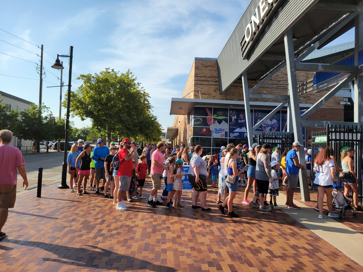lobrien14's tweet photo. Wow fans are lined up for the @KTULNews Grand Slam Saturday @TulsaDrillers Noodlers.  Going to be a great night for Noodling!! https://t.co/EMJz1wrHwa