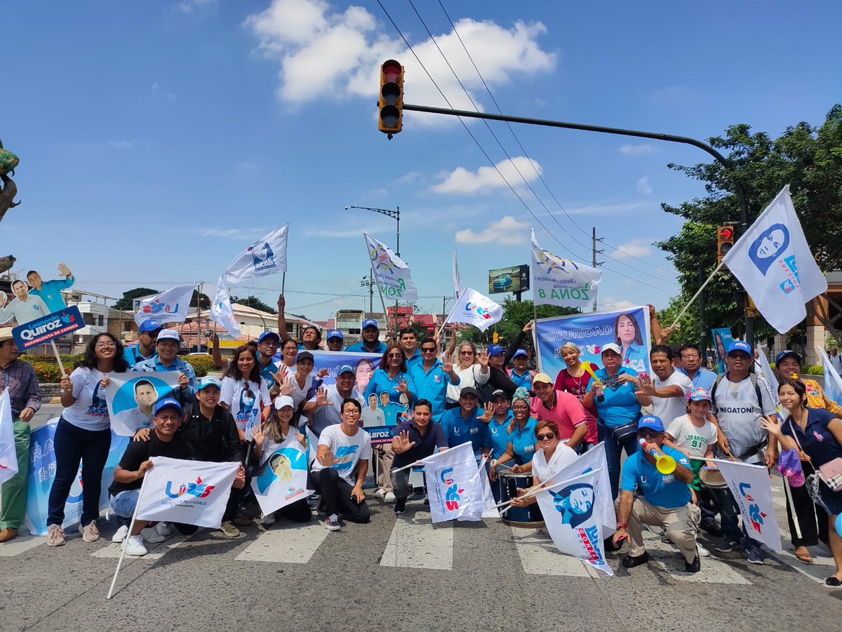 uniprou_ec's tweet photo. Activación en el sector norte de Guayaquil contamos con la presencia de @LeonardoQuirozL candidato a la Asamblea nacional por el Distrito 2. Trabajamos sin descanso llevando la propuesta de cambio. Seguridad, trabajo y bienestar. @LuisaGonzalezEc @ecuarauz #ElResurgirDeLaPatria🇪🇨 https://t.co/YSFliIpvQM