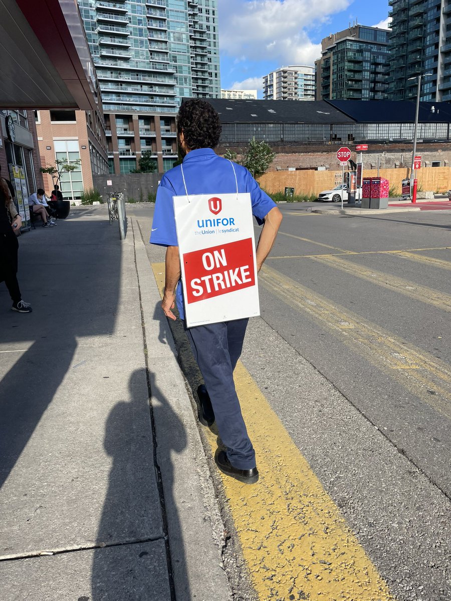 ✊🏾✊🏽✊🏼Solidarity with <a href="/UniforTheUnion/">Unifor</a> Local 414 Metro grocery workers. 

Corporate greed, not workers, drives up the cost of food. 3,700 frontline grocery workers are demanding their fair share of Metro's substantial profits!

Workers are saying enough is enough.