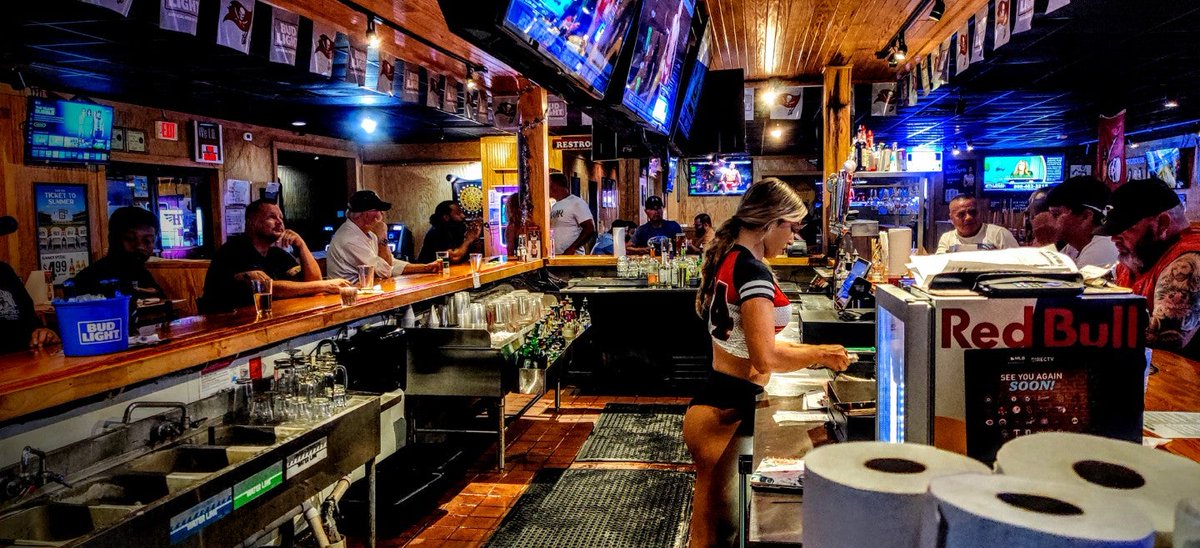 geddess's tweet photo. I'm at @KersWingHouse Bar &amp; Grill in Pinellas Park, FL w/ @erdmancynthia https://t.co/NUb7sJBdk8 https://t.co/0nvwcVIlxS