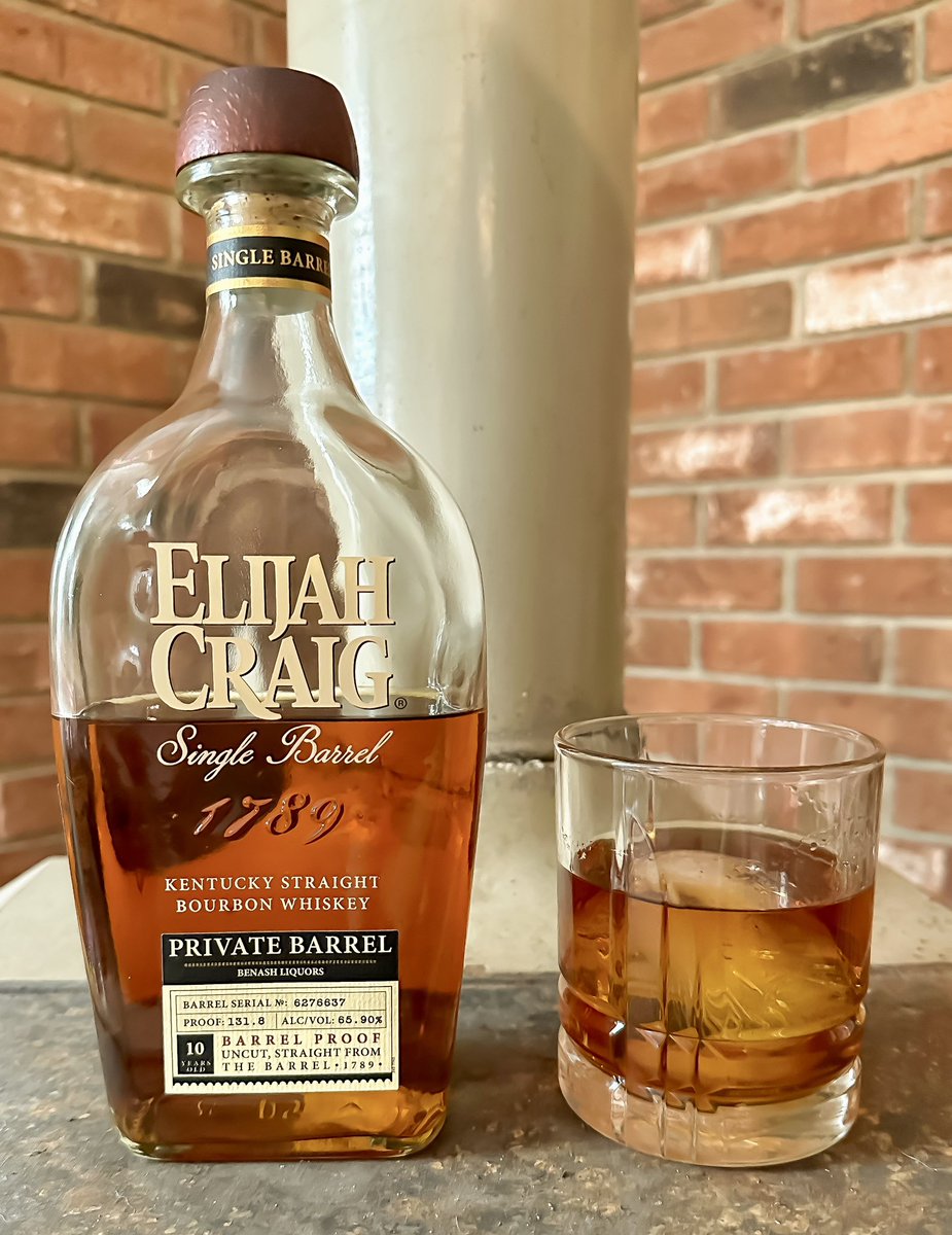 Ed_H2Os's tweet photo. Cheers! Enjoying this Saturday night with another great pick from @BenashLiquors and Elijah Craig #bourbon #bourbonwhiskey #singlebarrel #caskstrength #fullproof #storepick #elijahcraig #benashliquors https://t.co/so2y4GCapB