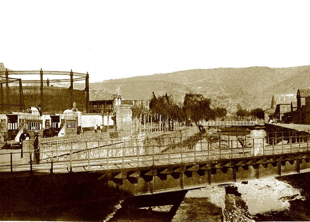 RenzoVaccarezza's tweet photo. La Av. Argentina de Valparaíso se llamó antiguamente Las Delicias. Por esta vía corría un estero que llevaba este nombre o estero de las Zorras. El abovedamiento comenzó en 1912 y terminó en 1932, hoy son enormes galerías subterráneas. https://t.co/310fenhC35