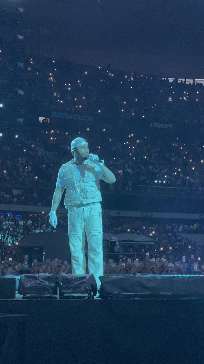 TheRealRomain's tweet photo. Le concert de TheWeeknd était incroyable https://t.co/n6lg3SLXTh