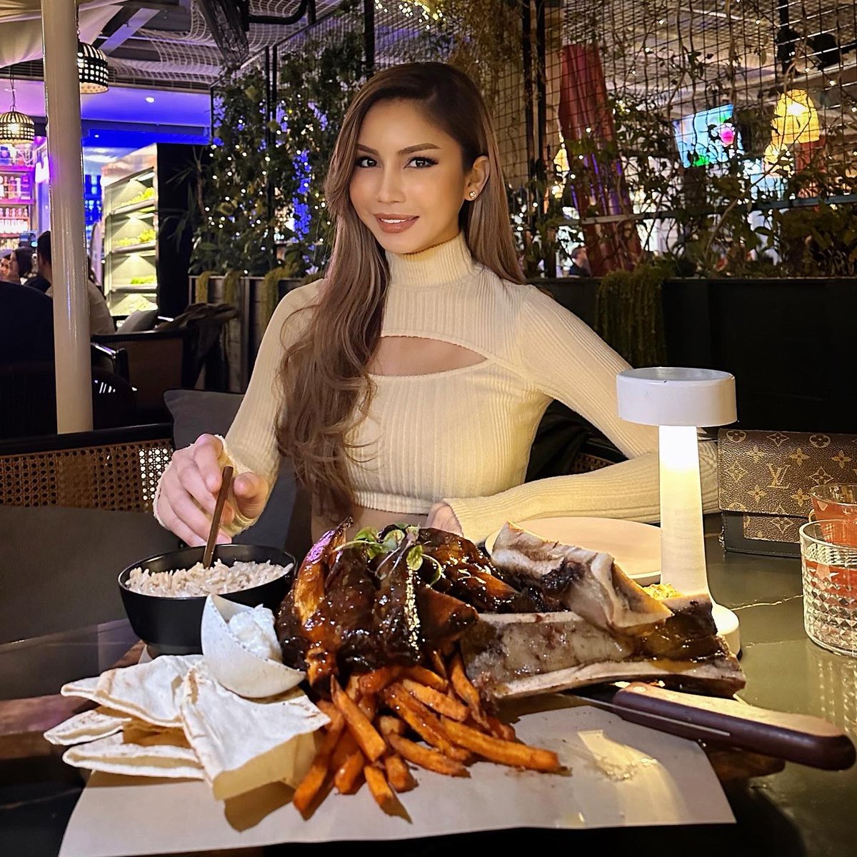 Everyone should have cheat days or days off. You need to balance the unhealthy
with the healthy
🥩🥓🍔🥘🍝🍤🍩🥂.
.
.
#cheatday #lovefood #positive #steakdinner #yesterday #havefun #ootd #foodoninstagram #instafood #sydney #syd #australia #foodsydney #nursajat