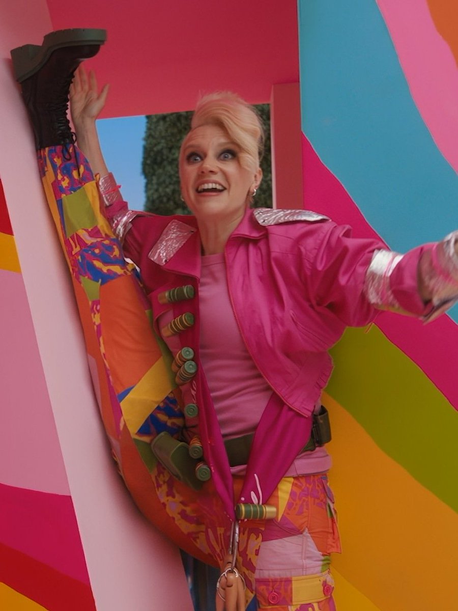lesbihonestbr's tweet photo. Meia noite eu te conto o porquê da Barbie estranha estar sempre fazendo espacate 👀 https://t.co/FawbwU3E4R