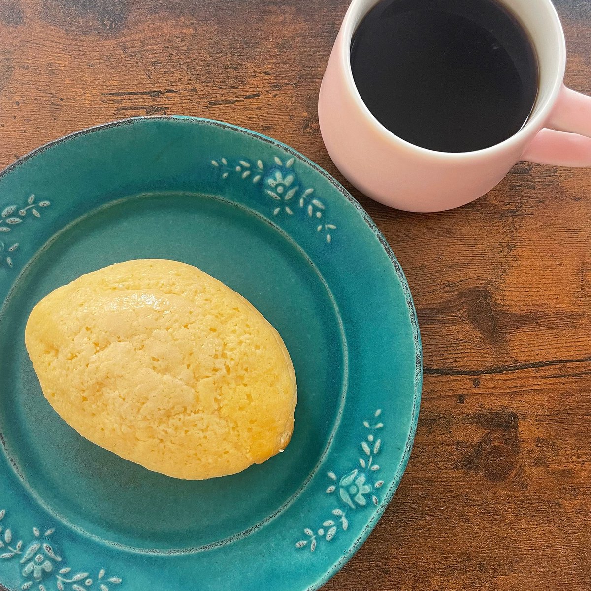 MISA929648782's tweet photo. おはようございます☺️
朝ごはん中〜☕️
瀬戸内レモンパン/アンゼルセン
レモンクリームフィリングが中に入っていて美味🍋
#コーヒーのある暮らし #コーヒー好きな人と繋がりたい https://t.co/O6TifcBq3J