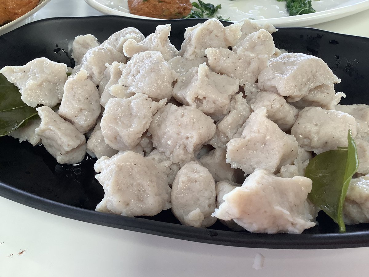 Decharut114's tweet photo. ปลากรายชัยนาท อร่อยสุดบรรยาย (ชัยนาทตอน 1)

ปลากรายเป็นปลาน้ำจืดที่อยู่คู่กับเมืองไทยมานาน แต่ด้วยความที่ปลากรายก้างเยอะ ส่วนใหญ่เรามักจะทานเนื้อปลากรายที่ขูดและทำการแปรรูปแล้ว เช่น ลูกชิ้นปลากราย ทอดมันปลากรายมากกว่า

เนื้อปลากรายเป็นเนื้อที่มีไมโอซิน (หรือโปรตีนที่เป็นเส้นใยกล้ามเนื้อ) สูง เมื่อเราขูดแล้วเนื้อปลากราย ไมโอซินจะรวมตัวแอคติน เป็นแอคโตไมโอซินที่มีโครงสร้างเหนียว/ยืดหยุ่น หรือที่เราเรียกว่า เด้งดึ๋ง จนเราสัมผัสได้ด้วยตา มือ และปาก และนั่นคือที่มาของลูกชิ้น/ทอดมันปลากรายแสนอร่อยนั่นเอง

แต่กระบวนการทำลูกชิ้น/ทอดมันปลากรายไม่ง่าย ในการขูดเนื้อปลากราย ต้องใช้ทักษะฝีมือสูง เพื่อมิให้มีก้างติดมาด้วย (มิฉะนั้นจะเสียอรรถรสในการทาน) จากนั้นการนวด ก็ต้องใช้ทักษะฝีมือเช่นกัน และต้องระมัดระวังให้มีอุณหภูมิที่ต่ำ เพื่อมิให้สูญเสียคุณลักษณะของโปรตีน หรือความเด้งดึ๋ง นั่นเอง

วันนี้ เรามาดูงาน/ชิม ที่ลูกชิ้นปลากรายชัยนาท ที่เริ่มกันตั้งแต่การเลี้ยงปลากราย ในกลุ่มสมาชิกประมาณ 30 กว่าราย แล้วนำมาปลากรายมาแปรรูป ในโรงแปรรูปมาตรฐาน ออกมาเป็นผลิตภัณฑ์ทั้งเนื้อปลากรายนวด (ซึ่งนำไปทำลูกชิ้นปลากรายต่อ) ทอดมันปลากราย (ทั้งแบบมีถั่วฝักยาวและไม่มีถั่ว) และเชิงปลากราย (ไปทำต้มโคล้งและเชิงปลากรายทอด) 

การแปรรูปนี้ทำให้มูลค่าปลากรายเพิ่มขึ้นจากราคาปลาสดประมาณ 60-100 บาท/กก. (แล้วแต่ช่วงเวลา) เมื่อเป็นเนื้อปลากรายนวดและทอดมันปลากรายจะมีราคา 300 บาท/กก. ยิ่งไปกว่านั้น การมีโรงงานแปรรูปเอง ทำให้กลุ่มเกษตรกรผู้เลี้ยงปลากรายชัยนาทสามารถทำให้ราคาเนื้อปลา/ผลิตภัณฑ์มีเสถียรภาพไม่ขึ้นลงไปมาตามความผันผวนในตลาด

นอกจากนี้ รูปแบบการเลี้ยงปลาของชาวชัยนาทก็น่าสนใจ น้ำจากบ่อที่เลี้ยงปลากราย (และซากชิ้นส่วนปลากรายบด) จะนำมาใช้เลี้ยงปลาสวายก่อนหนึ่งรอบ (โดยแทบไม่ต้องให้อาหาร) และน้ำที่เหลือจากการเลี้ยงปลาสวายจะนำมาใช้ในการเลี้ยงปลาในนาข้าว (เช่น ปลาช่อน ปลาทับทิม) ต่ออีกรอบโดยแทบไม่ต้องให้อาหารเช่นกัน

การเลี้ยงปลากรายชัยนาทจึงเป็นตัวอย่างที่ดีของการลงทุนด้านการแปรรูปที่ช่วยตอบโจทย์การตลาดให้กับพี่น้องเกษตรกร ระหว่างที่เรานั่งคุยกับเกษตรกร เราพบว่ามีรถจากจังหวัดอื่นๆ แวะมาซื้อเป็นระยะ น่าปลื้มใจมาก จากนั้น เราได้ชิมลูกชิ้นปลากรายและทอดมันปลากราย โอโฮ้อร่อยมากๆ เนื้อนุ่มเด้งดึ๋งจริงๆ ครับ ผมอุดหนุนมาเต็มลังน้ำแข็งเลย ผมว่า ถ้าออกแบบพื้นที่ร้านปลากรายชัยนาทดีๆ รับรองคนมานั่งกิน/อุดหนุนกันตรึมแน่ๆ 

ขอบคุณพี่น้องชาวปลากรายชัยนาทมาก เราจะนำประสบการณ์ของพี่น้องไปปรับประยุกต์ใช้ในการแปรรูปผลิตภัณฑ์อื่นๆ และสำหรับพื้นที่อื่นๆ ต่อไปครับ

#ก้าวไกล #เกษตรxก้าวไกล #ปลากรายชัยนาท #อยากทำงาน