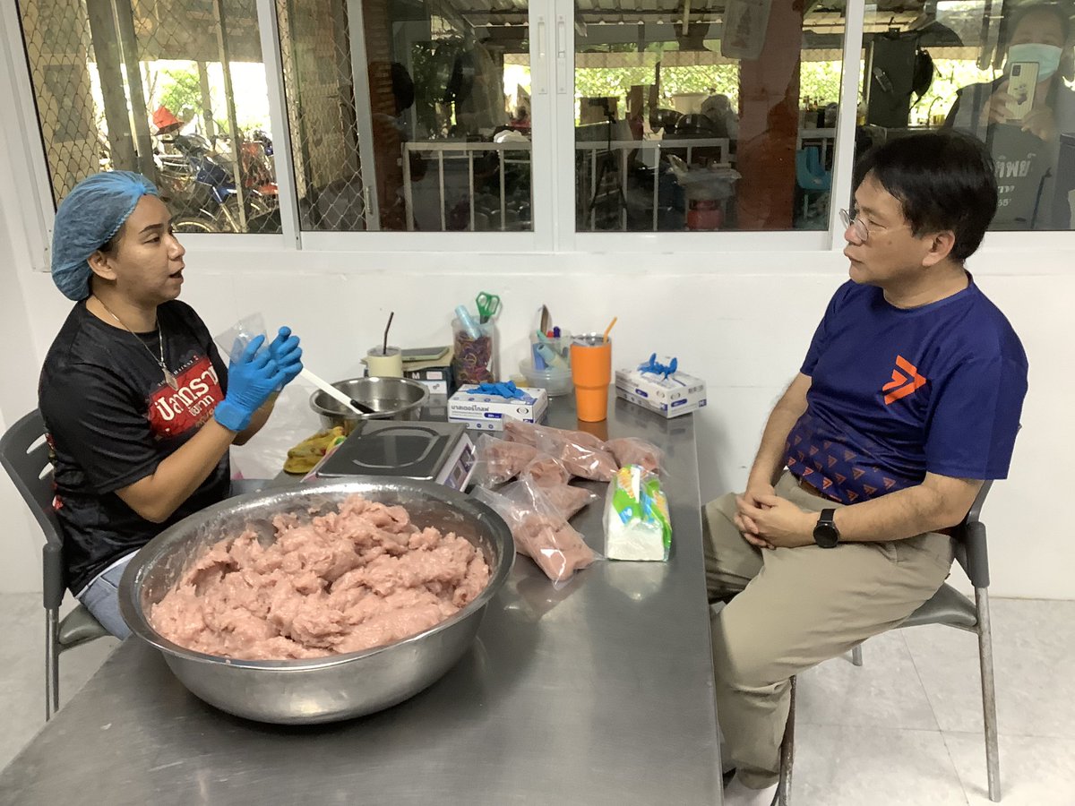 Decharut114's tweet photo. ปลากรายชัยนาท อร่อยสุดบรรยาย (ชัยนาทตอน 1)

ปลากรายเป็นปลาน้ำจืดที่อยู่คู่กับเมืองไทยมานาน แต่ด้วยความที่ปลากรายก้างเยอะ ส่วนใหญ่เรามักจะทานเนื้อปลากรายที่ขูดและทำการแปรรูปแล้ว เช่น ลูกชิ้นปลากราย ทอดมันปลากรายมากกว่า

เนื้อปลากรายเป็นเนื้อที่มีไมโอซิน (หรือโปรตีนที่เป็นเส้นใยกล้ามเนื้อ) สูง เมื่อเราขูดแล้วเนื้อปลากราย ไมโอซินจะรวมตัวแอคติน เป็นแอคโตไมโอซินที่มีโครงสร้างเหนียว/ยืดหยุ่น หรือที่เราเรียกว่า เด้งดึ๋ง จนเราสัมผัสได้ด้วยตา มือ และปาก และนั่นคือที่มาของลูกชิ้น/ทอดมันปลากรายแสนอร่อยนั่นเอง

แต่กระบวนการทำลูกชิ้น/ทอดมันปลากรายไม่ง่าย ในการขูดเนื้อปลากราย ต้องใช้ทักษะฝีมือสูง เพื่อมิให้มีก้างติดมาด้วย (มิฉะนั้นจะเสียอรรถรสในการทาน) จากนั้นการนวด ก็ต้องใช้ทักษะฝีมือเช่นกัน และต้องระมัดระวังให้มีอุณหภูมิที่ต่ำ เพื่อมิให้สูญเสียคุณลักษณะของโปรตีน หรือความเด้งดึ๋ง นั่นเอง

วันนี้ เรามาดูงาน/ชิม ที่ลูกชิ้นปลากรายชัยนาท ที่เริ่มกันตั้งแต่การเลี้ยงปลากราย ในกลุ่มสมาชิกประมาณ 30 กว่าราย แล้วนำมาปลากรายมาแปรรูป ในโรงแปรรูปมาตรฐาน ออกมาเป็นผลิตภัณฑ์ทั้งเนื้อปลากรายนวด (ซึ่งนำไปทำลูกชิ้นปลากรายต่อ) ทอดมันปลากราย (ทั้งแบบมีถั่วฝักยาวและไม่มีถั่ว) และเชิงปลากราย (ไปทำต้มโคล้งและเชิงปลากรายทอด) 

การแปรรูปนี้ทำให้มูลค่าปลากรายเพิ่มขึ้นจากราคาปลาสดประมาณ 60-100 บาท/กก. (แล้วแต่ช่วงเวลา) เมื่อเป็นเนื้อปลากรายนวดและทอดมันปลากรายจะมีราคา 300 บาท/กก. ยิ่งไปกว่านั้น การมีโรงงานแปรรูปเอง ทำให้กลุ่มเกษตรกรผู้เลี้ยงปลากรายชัยนาทสามารถทำให้ราคาเนื้อปลา/ผลิตภัณฑ์มีเสถียรภาพไม่ขึ้นลงไปมาตามความผันผวนในตลาด

นอกจากนี้ รูปแบบการเลี้ยงปลาของชาวชัยนาทก็น่าสนใจ น้ำจากบ่อที่เลี้ยงปลากราย (และซากชิ้นส่วนปลากรายบด) จะนำมาใช้เลี้ยงปลาสวายก่อนหนึ่งรอบ (โดยแทบไม่ต้องให้อาหาร) และน้ำที่เหลือจากการเลี้ยงปลาสวายจะนำมาใช้ในการเลี้ยงปลาในนาข้าว (เช่น ปลาช่อน ปลาทับทิม) ต่ออีกรอบโดยแทบไม่ต้องให้อาหารเช่นกัน

การเลี้ยงปลากรายชัยนาทจึงเป็นตัวอย่างที่ดีของการลงทุนด้านการแปรรูปที่ช่วยตอบโจทย์การตลาดให้กับพี่น้องเกษตรกร ระหว่างที่เรานั่งคุยกับเกษตรกร เราพบว่ามีรถจากจังหวัดอื่นๆ แวะมาซื้อเป็นระยะ น่าปลื้มใจมาก จากนั้น เราได้ชิมลูกชิ้นปลากรายและทอดมันปลากราย โอโฮ้อร่อยมากๆ เนื้อนุ่มเด้งดึ๋งจริงๆ ครับ ผมอุดหนุนมาเต็มลังน้ำแข็งเลย ผมว่า ถ้าออกแบบพื้นที่ร้านปลากรายชัยนาทดีๆ รับรองคนมานั่งกิน/อุดหนุนกันตรึมแน่ๆ 

ขอบคุณพี่น้องชาวปลากรายชัยนาทมาก เราจะนำประสบการณ์ของพี่น้องไปปรับประยุกต์ใช้ในการแปรรูปผลิตภัณฑ์อื่นๆ และสำหรับพื้นที่อื่นๆ ต่อไปครับ

#ก้าวไกล #เกษตรxก้าวไกล #ปลากรายชัยนาท #อยากทำงาน
