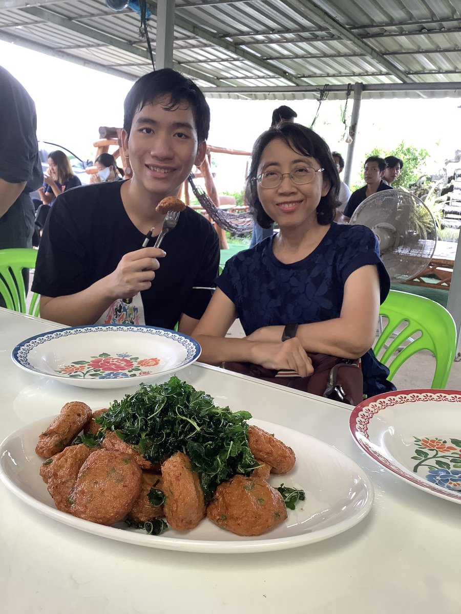 Decharut114's tweet photo. ปลากรายชัยนาท อร่อยสุดบรรยาย (ชัยนาทตอน 1)

ปลากรายเป็นปลาน้ำจืดที่อยู่คู่กับเมืองไทยมานาน แต่ด้วยความที่ปลากรายก้างเยอะ ส่วนใหญ่เรามักจะทานเนื้อปลากรายที่ขูดและทำการแปรรูปแล้ว เช่น ลูกชิ้นปลากราย ทอดมันปลากรายมากกว่า

เนื้อปลากรายเป็นเนื้อที่มีไมโอซิน (หรือโปรตีนที่เป็นเส้นใยกล้ามเนื้อ) สูง เมื่อเราขูดแล้วเนื้อปลากราย ไมโอซินจะรวมตัวแอคติน เป็นแอคโตไมโอซินที่มีโครงสร้างเหนียว/ยืดหยุ่น หรือที่เราเรียกว่า เด้งดึ๋ง จนเราสัมผัสได้ด้วยตา มือ และปาก และนั่นคือที่มาของลูกชิ้น/ทอดมันปลากรายแสนอร่อยนั่นเอง

แต่กระบวนการทำลูกชิ้น/ทอดมันปลากรายไม่ง่าย ในการขูดเนื้อปลากราย ต้องใช้ทักษะฝีมือสูง เพื่อมิให้มีก้างติดมาด้วย (มิฉะนั้นจะเสียอรรถรสในการทาน) จากนั้นการนวด ก็ต้องใช้ทักษะฝีมือเช่นกัน และต้องระมัดระวังให้มีอุณหภูมิที่ต่ำ เพื่อมิให้สูญเสียคุณลักษณะของโปรตีน หรือความเด้งดึ๋ง นั่นเอง

วันนี้ เรามาดูงาน/ชิม ที่ลูกชิ้นปลากรายชัยนาท ที่เริ่มกันตั้งแต่การเลี้ยงปลากราย ในกลุ่มสมาชิกประมาณ 30 กว่าราย แล้วนำมาปลากรายมาแปรรูป ในโรงแปรรูปมาตรฐาน ออกมาเป็นผลิตภัณฑ์ทั้งเนื้อปลากรายนวด (ซึ่งนำไปทำลูกชิ้นปลากรายต่อ) ทอดมันปลากราย (ทั้งแบบมีถั่วฝักยาวและไม่มีถั่ว) และเชิงปลากราย (ไปทำต้มโคล้งและเชิงปลากรายทอด) 

การแปรรูปนี้ทำให้มูลค่าปลากรายเพิ่มขึ้นจากราคาปลาสดประมาณ 60-100 บาท/กก. (แล้วแต่ช่วงเวลา) เมื่อเป็นเนื้อปลากรายนวดและทอดมันปลากรายจะมีราคา 300 บาท/กก. ยิ่งไปกว่านั้น การมีโรงงานแปรรูปเอง ทำให้กลุ่มเกษตรกรผู้เลี้ยงปลากรายชัยนาทสามารถทำให้ราคาเนื้อปลา/ผลิตภัณฑ์มีเสถียรภาพไม่ขึ้นลงไปมาตามความผันผวนในตลาด

นอกจากนี้ รูปแบบการเลี้ยงปลาของชาวชัยนาทก็น่าสนใจ น้ำจากบ่อที่เลี้ยงปลากราย (และซากชิ้นส่วนปลากรายบด) จะนำมาใช้เลี้ยงปลาสวายก่อนหนึ่งรอบ (โดยแทบไม่ต้องให้อาหาร) และน้ำที่เหลือจากการเลี้ยงปลาสวายจะนำมาใช้ในการเลี้ยงปลาในนาข้าว (เช่น ปลาช่อน ปลาทับทิม) ต่ออีกรอบโดยแทบไม่ต้องให้อาหารเช่นกัน

การเลี้ยงปลากรายชัยนาทจึงเป็นตัวอย่างที่ดีของการลงทุนด้านการแปรรูปที่ช่วยตอบโจทย์การตลาดให้กับพี่น้องเกษตรกร ระหว่างที่เรานั่งคุยกับเกษตรกร เราพบว่ามีรถจากจังหวัดอื่นๆ แวะมาซื้อเป็นระยะ น่าปลื้มใจมาก จากนั้น เราได้ชิมลูกชิ้นปลากรายและทอดมันปลากราย โอโฮ้อร่อยมากๆ เนื้อนุ่มเด้งดึ๋งจริงๆ ครับ ผมอุดหนุนมาเต็มลังน้ำแข็งเลย ผมว่า ถ้าออกแบบพื้นที่ร้านปลากรายชัยนาทดีๆ รับรองคนมานั่งกิน/อุดหนุนกันตรึมแน่ๆ 

ขอบคุณพี่น้องชาวปลากรายชัยนาทมาก เราจะนำประสบการณ์ของพี่น้องไปปรับประยุกต์ใช้ในการแปรรูปผลิตภัณฑ์อื่นๆ และสำหรับพื้นที่อื่นๆ ต่อไปครับ

#ก้าวไกล #เกษตรxก้าวไกล #ปลากรายชัยนาท #อยากทำงาน