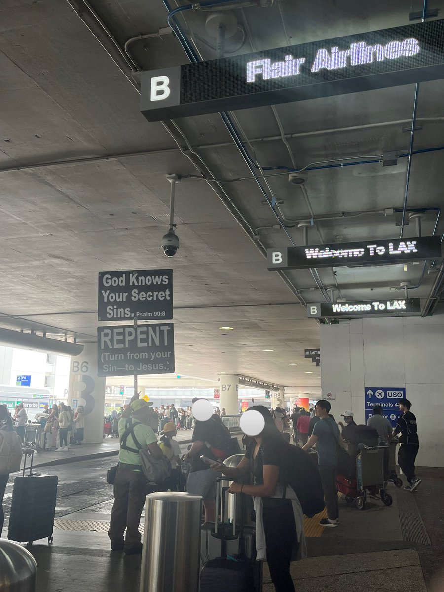 🌴🇺🇸 L.A. brilla por su excentricidad

A este señor no se le ha ocurrido mejor lugar para predicar que el aeropuerto internacional de Los Ángeles.
En inglés y en japonés.