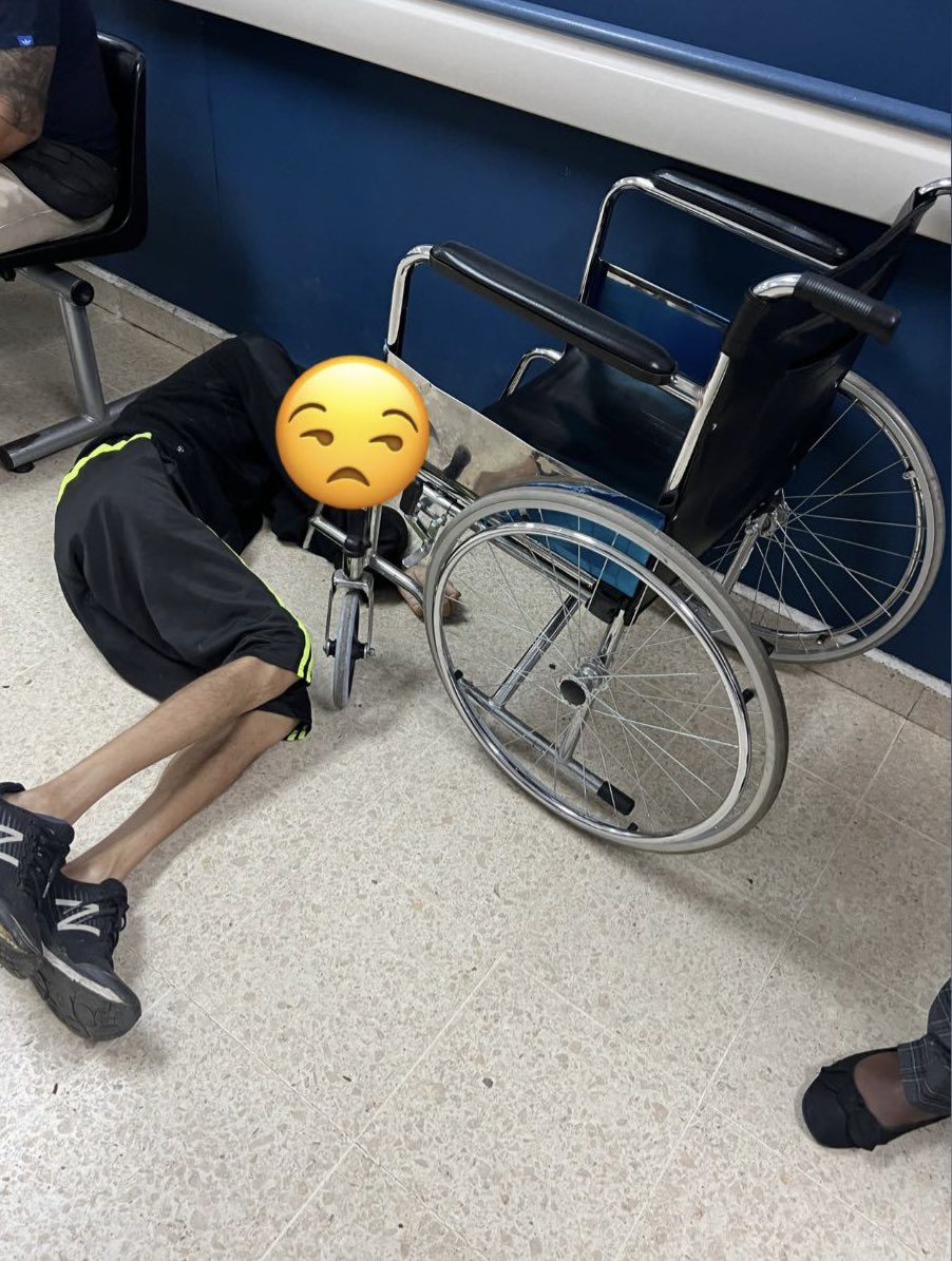 AugustoP507's tweet photo. Así es como tratan los doctores y doctoras del Hospital Santo Tomás, mientras se la pasan hablando como si nada y no lo querían atender y cuando lo van atender ya estaba agonizando @NitoCortizo @LPacoSucre @AlvaroAlvaradoC @TReporta @tvnnoticias @rmartinelli https://t.co/H58PLe1nNG