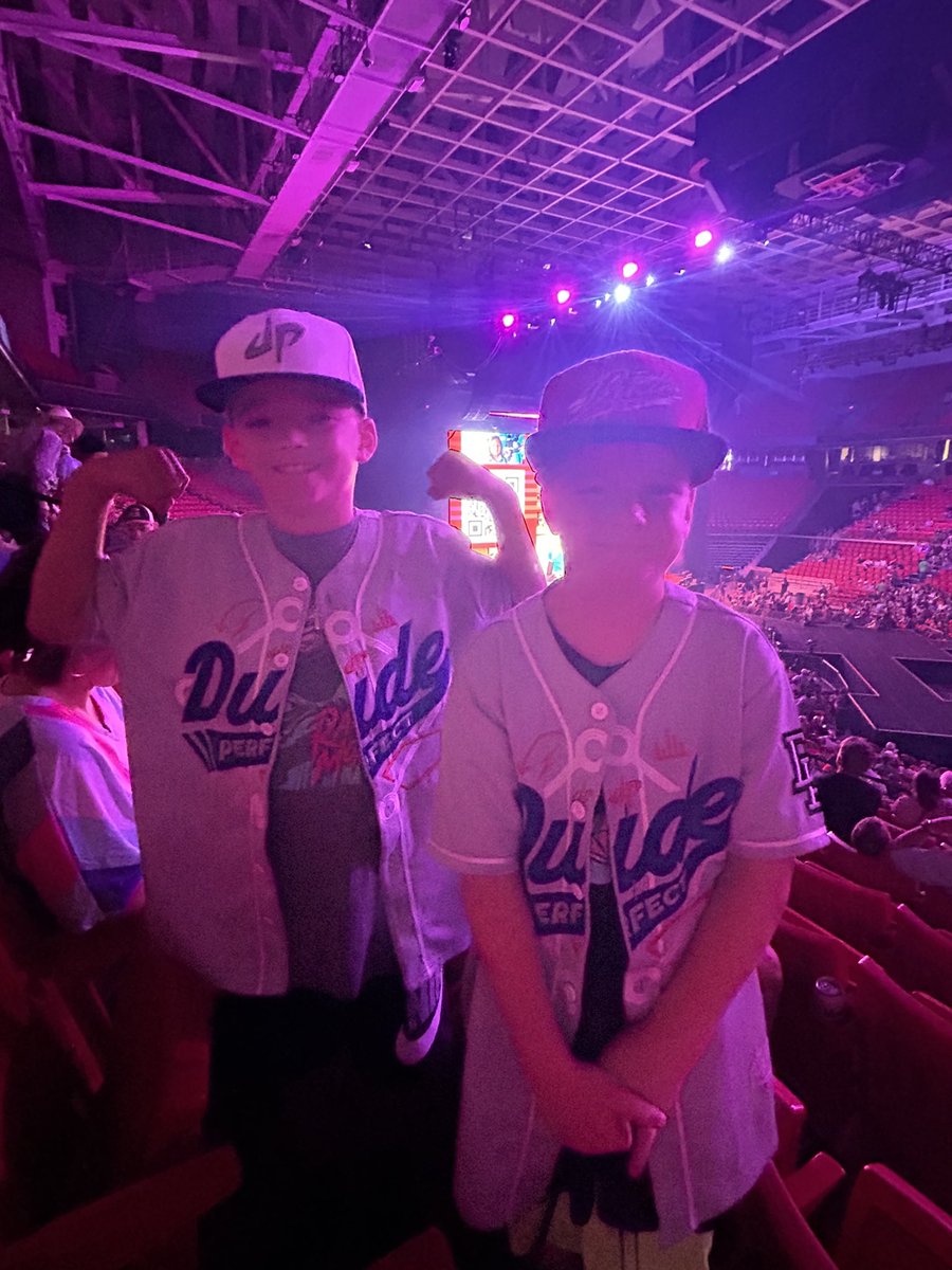 CoachO25's tweet photo. Take 2 #DudePerfectTour https://t.co/gr6HXbwnYP