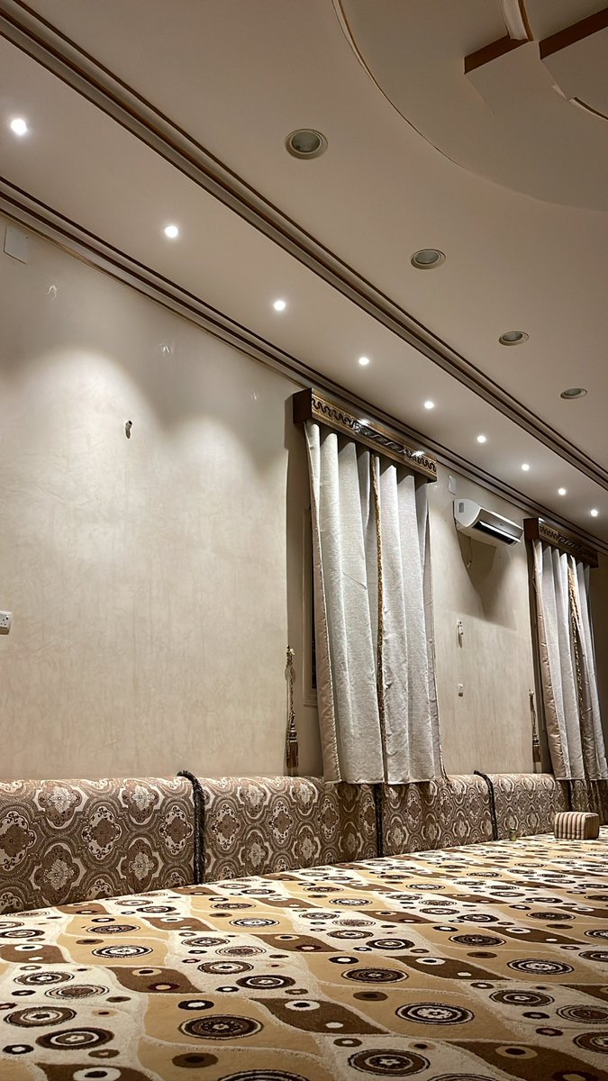 وغيرك بغاني بالمحبه وانا مابيه 
دام انت عندي ويش ابي بواحدٍ ثاني 

تراني ليا شفتك اسج الفكر واشقيه 
واشوف القمر واقول عندي قمر ثاني