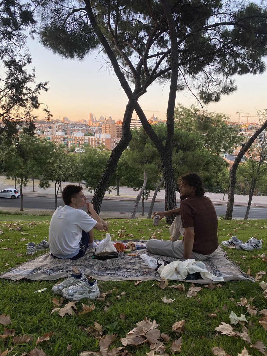 Esthergar98's tweet photo. pero al menos hoy he romantizado mi vida con alvaro y luis ❤️💋 https://t.co/LopLnXEJpx