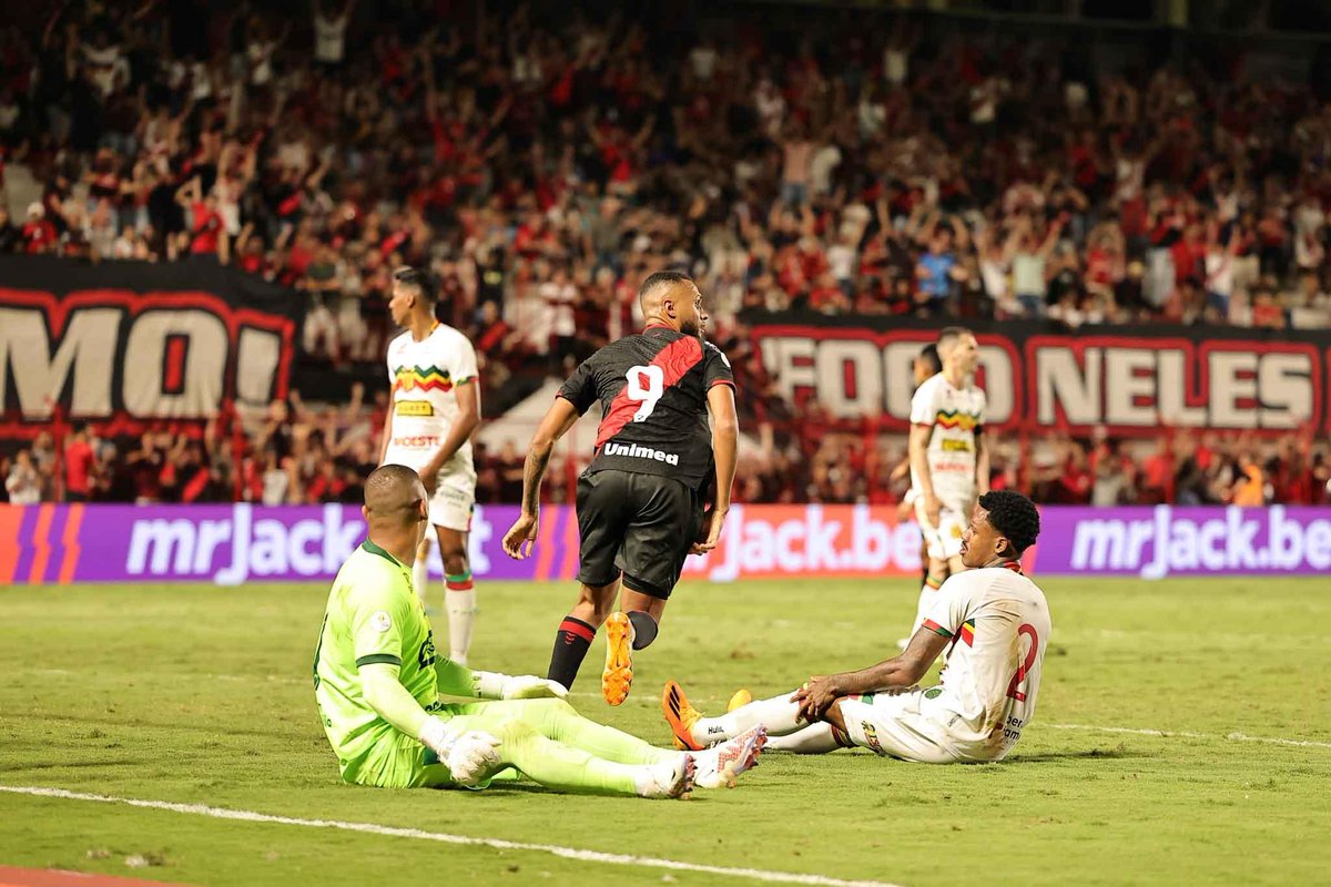 BrasileiraoB's tweet photo. Chumbo trocado dói sim! 🥲
No primeiro turno, o @ACGOficial chegou a abrir 3x1 no Castelão e cedeu o empate ao time da casa. Hoje foi a vez de o @sampaiocorrea sentir a vantagem de 2x0 e a vitória fora de casa escaparem pelos dedos...
#ACGxSAM #BrasileirãoBetano https://t.co/xGtYMBEocf