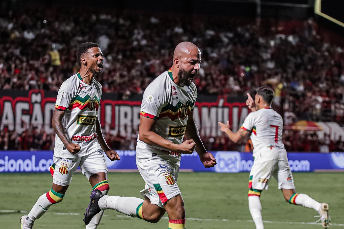 BrasileiraoB's tweet photo. Chumbo trocado dói sim! 🥲
No primeiro turno, o @ACGOficial chegou a abrir 3x1 no Castelão e cedeu o empate ao time da casa. Hoje foi a vez de o @sampaiocorrea sentir a vantagem de 2x0 e a vitória fora de casa escaparem pelos dedos...
#ACGxSAM #BrasileirãoBetano https://t.co/xGtYMBEocf