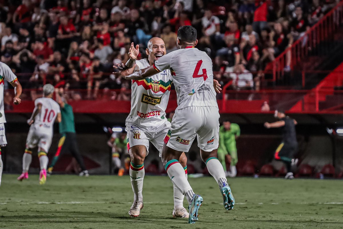 BrasileiraoB's tweet photo. Chumbo trocado dói sim! 🥲
No primeiro turno, o @ACGOficial chegou a abrir 3x1 no Castelão e cedeu o empate ao time da casa. Hoje foi a vez de o @sampaiocorrea sentir a vantagem de 2x0 e a vitória fora de casa escaparem pelos dedos...
#ACGxSAM #BrasileirãoBetano https://t.co/xGtYMBEocf