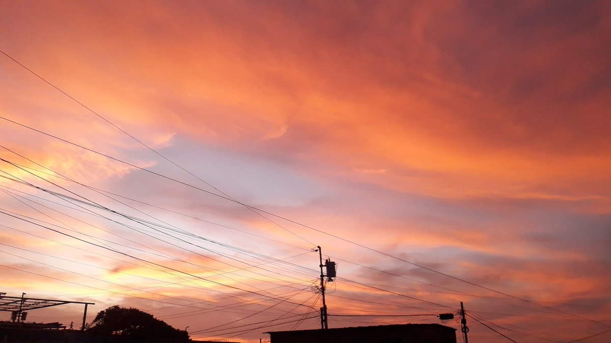 MeteoZuliaReal's tweet photo. #29Jul2023 llegó el #Atardecer a #Maracaibo y y de que
manera🤩!
#Sunset #SunsetLovers #Sky #Clouds #cloudslovers #cloudscape #naturephotography #Red #yellow #Blue #Candelazo #ThePhotoHour #StormHour https://t.co/o55kQ5RSkV