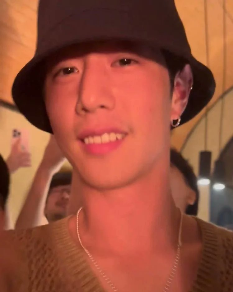 AorTuanKim's tweet photo. ตกหลุมรักมาร์คเป็นล้านๆครั้ง​ หล่อ​ สปอร์ต​ ใจดี​ เลี้ยงข้าวเค้าอีก​ ไม่รู้ว่าป๊าม๊าเลี้ยงเธอไงให้เป็นคนที่โคตรจะแสนดีขนาดนี้​ ป๋ามาร์ค
#MarkTuan​ @marktuan https://t.co/kMrfHGz9G7
