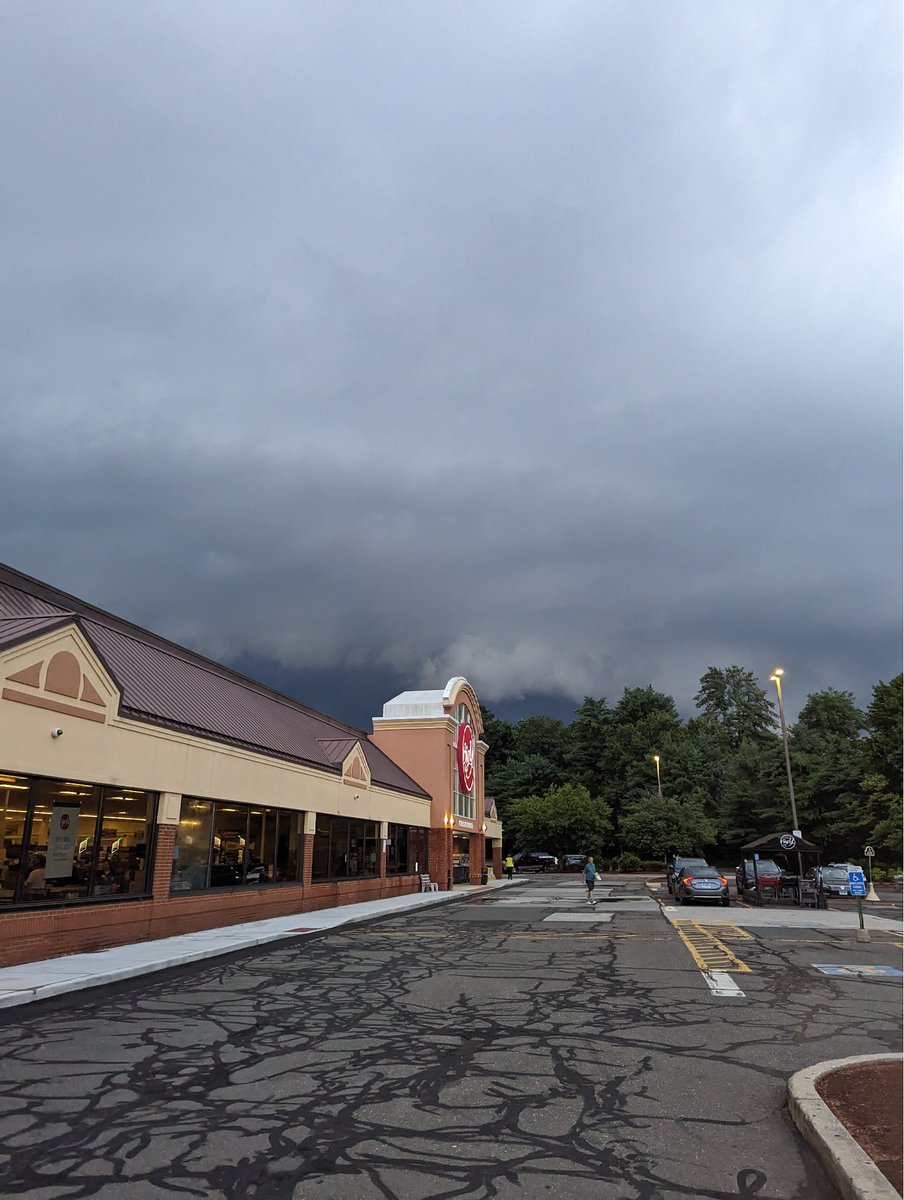 Capessergal's tweet photo. @NWSBoston rotating wall cloud over Mansfield CT a few minutes ago #ctwx https://t.co/CfnVEnpC3G