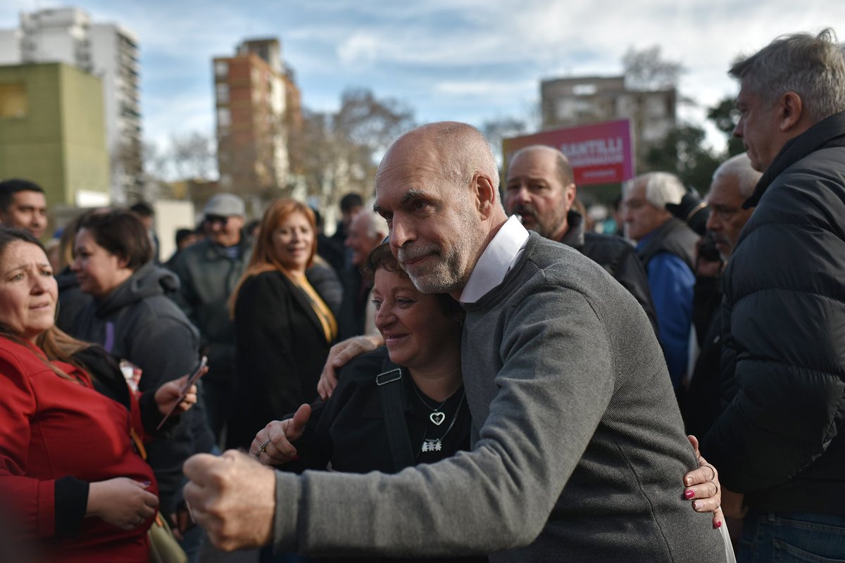 horaciorlarreta's tweet photo. Da mucha bronca el abandono que sienten los vecinos de San Martín. Viven asustados porque les roban a cualquier hora del día y encima las bandas narco se adueñaron de las calles y operan con total impunidad. Con @diegosantilli, @gustavoposse y @dalessamauricio vamos a trabajar para cambiar esta realidad que sufren en toda la provincia. Con decisión y firmeza vamos a ponerle un freno a los delincuentes para que todos tengan tranquilidad. Hay esperanza.